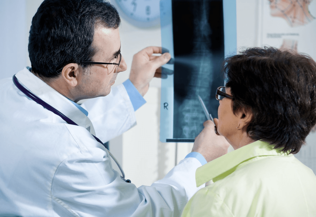 A neurologist diagnoses osteochondrosis using radiography of the spine