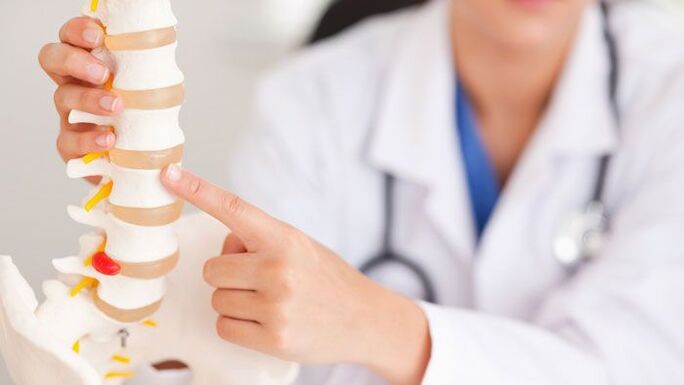 explanation of lumbar osteochondrosis on a model of the spine
